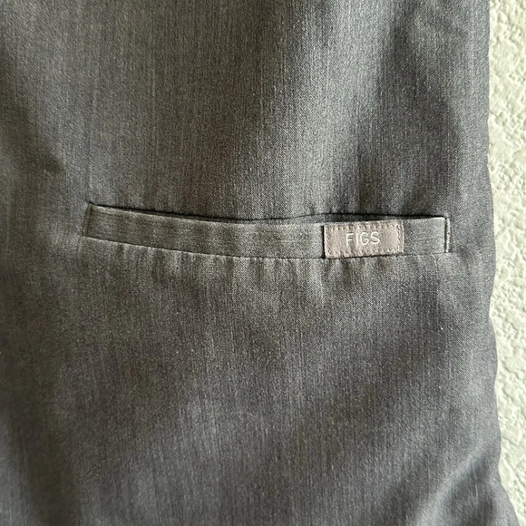 FIGS Casma Three-Pocket Scrub Top for Women – Graphite - Picture 5 of 7